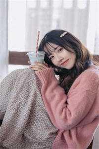 精品疯了!无良室友逼我穿女装去参赛